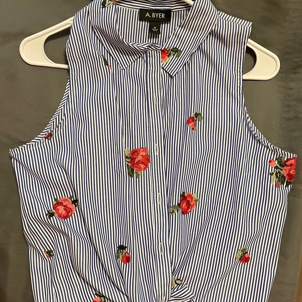 Sleeveless button down women’s top